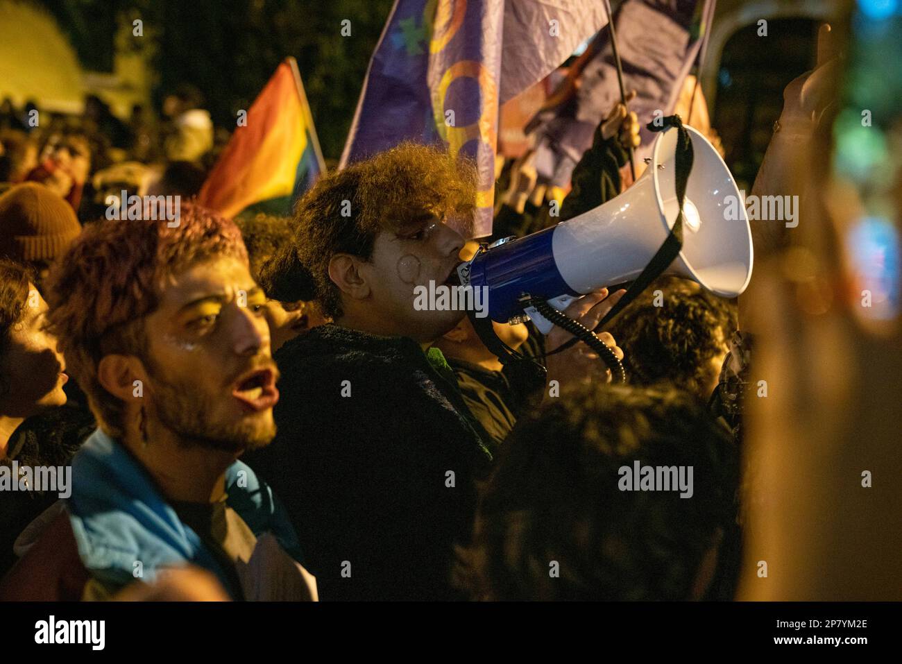Istanbul, Istanbul, Türkei. 8. März 2023. Die Demonstranten versuchen, auf dem Taksim-Platz zu marschieren und singen bei der Feminist Night Parade am Internationalen Frauentag in Istanbul, Türkei (Kreditbild: © Tolga Uluturk/ZUMA Press Wire) NUR REDAKTIONELLE VERWENDUNG! Nicht für den kommerziellen GEBRAUCH! Kredit: ZUMA Press, Inc./Alamy Live News Stockfoto