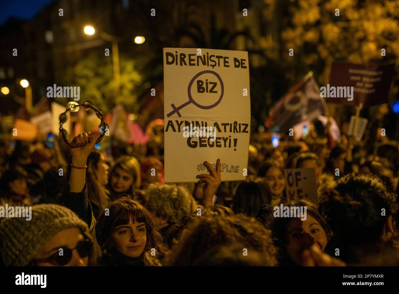 Istanbul, Istanbul, Türkei. 8. März 2023. Die Demonstranten versuchen, auf dem Taksim-Platz zu marschieren und singen bei der Feminist Night Parade am Internationalen Frauentag in Istanbul, Türkei (Kreditbild: © Tolga Uluturk/ZUMA Press Wire) NUR REDAKTIONELLE VERWENDUNG! Nicht für den kommerziellen GEBRAUCH! Kredit: ZUMA Press, Inc./Alamy Live News Stockfoto