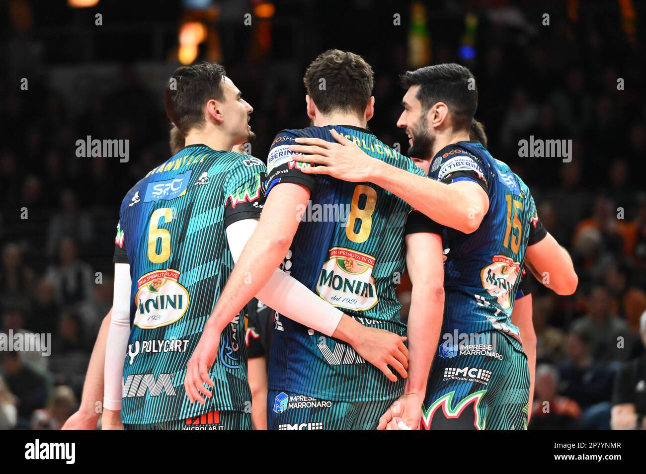 Berlin, Deutschland. 08. März 2023. Berlin, Deutschland, März 8. 2023: Das Team feiert gemeinsam einen Punkt im Viertelfinalspiel der CEV Champions League Volley 2023 zwischen Berlin Recycling Volleys und Sir Sicoma Monini Perugia auf der Max-Schmeling-Halle in Berlin. (Ryan Sleiman /SPP) Guthaben: SPP Sport Press Photo. Alamy Live News Stockfoto