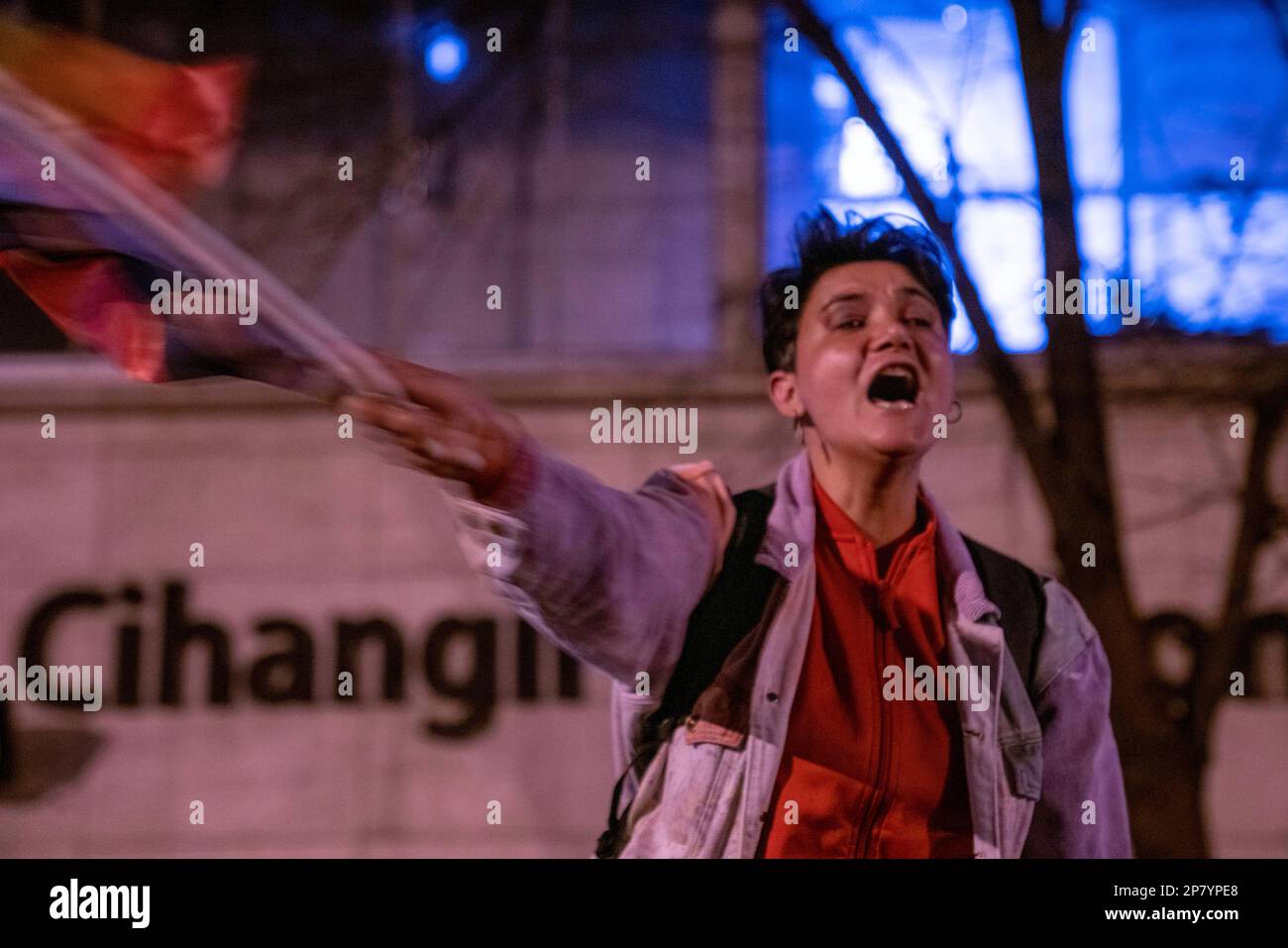 Istanbul, Istanbul, Türkei. 8. März 2023. Die Demonstranten versuchen, auf dem Taksim-Platz zu marschieren und singen bei der Feminist Night Parade am Internationalen Frauentag in Istanbul, Türkei (Kreditbild: © Tolga Uluturk/ZUMA Press Wire) NUR REDAKTIONELLE VERWENDUNG! Nicht für den kommerziellen GEBRAUCH! Kredit: ZUMA Press, Inc./Alamy Live News Stockfoto