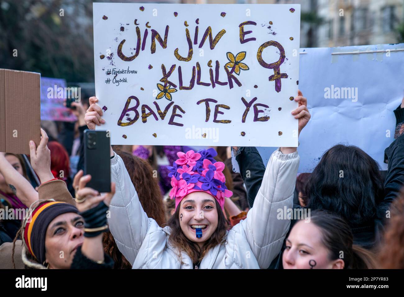 Istanbul, Istanbul, Türkei. 8. März 2023. Die Demonstranten versuchen, auf dem Taksim-Platz zu marschieren und singen bei der Feminist Night Parade am Internationalen Frauentag in Istanbul, Türkei (Kreditbild: © Tolga Uluturk/ZUMA Press Wire) NUR REDAKTIONELLE VERWENDUNG! Nicht für den kommerziellen GEBRAUCH! Kredit: ZUMA Press, Inc./Alamy Live News Stockfoto