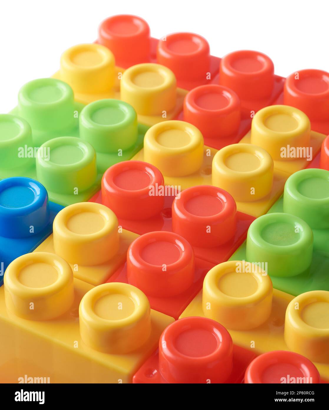 Verschiedene Formen von Spielzeugblöcken, auch Bausteine genannt, die miteinander verbundene Plastiksteine, leistungsstarke Lernwerkzeuge für Babys und Kinder, isoliert auf weißem Hintergrund Stockfoto