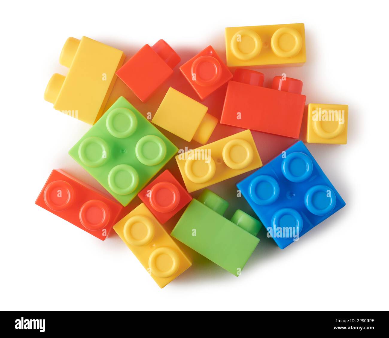 Verschiedene Formen von Spielzeugblöcken, auch Bausteine genannt, miteinander verbundene Plastiksteine, leistungsstarke Lernwerkzeuge, auf weißem Hintergrund verstreut Stockfoto