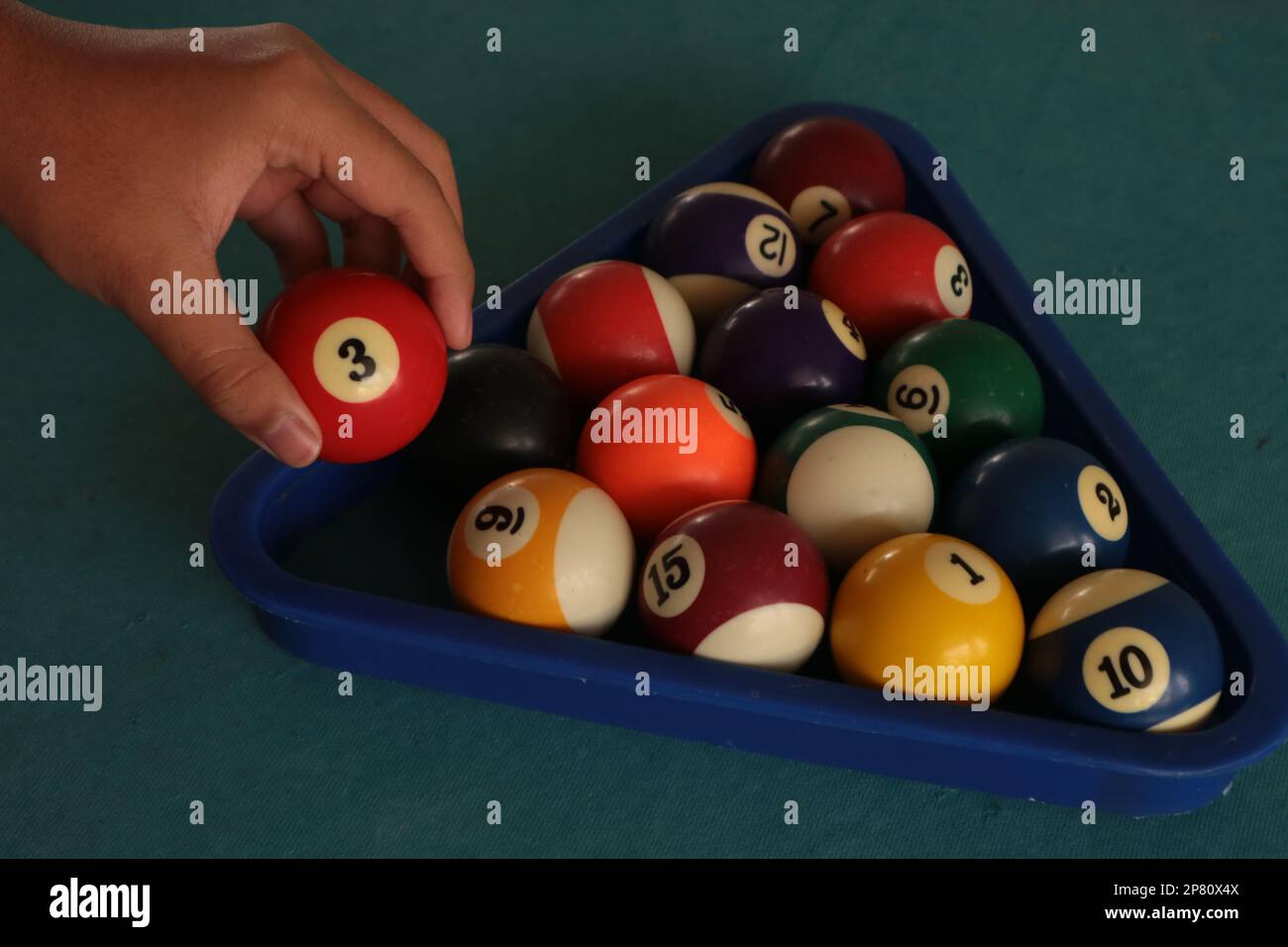 Billardbälle mit Blick von oben. Billard-Sportspiele auf einem grünen Tisch. Aktive Erholung und Unterhaltung. Stockfoto