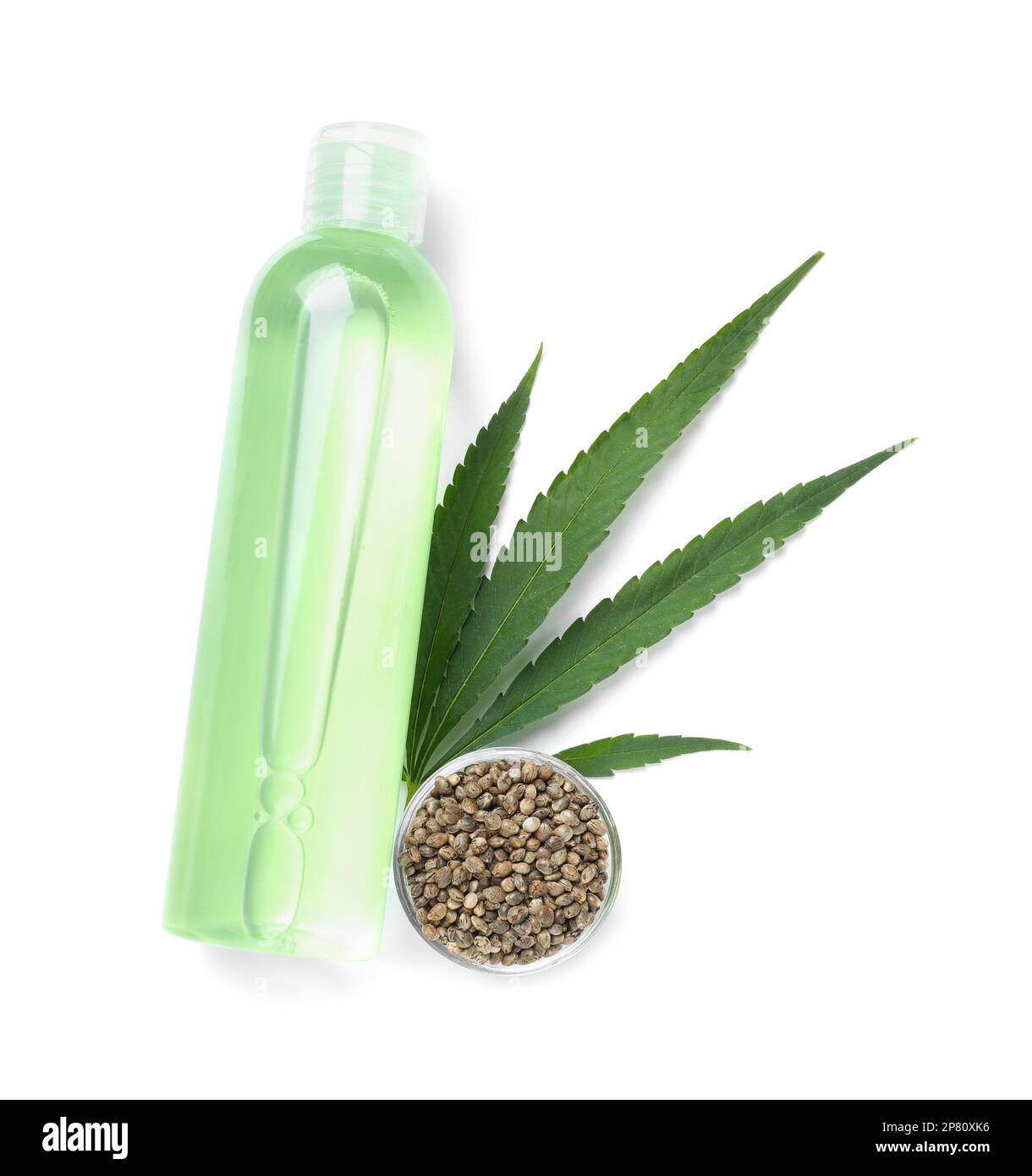 Flasche Hanfkosmetik mit grünen Blättern und Samen isoliert auf weiß, Draufsicht Stockfoto