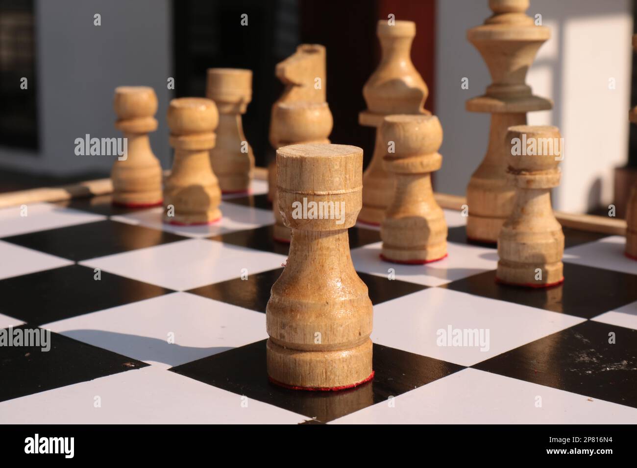 Schachfiguren aus Holz an Bord. Großartig für Hintergrund. Mit Platz für Text. Stockfoto