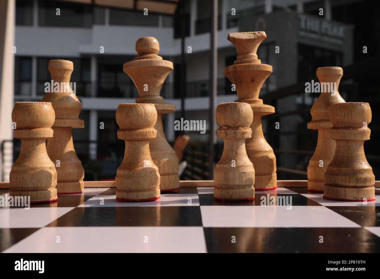 Schachfiguren aus Holz an Bord. Großartig für Hintergrund. Mit Platz für Text. Stockfoto