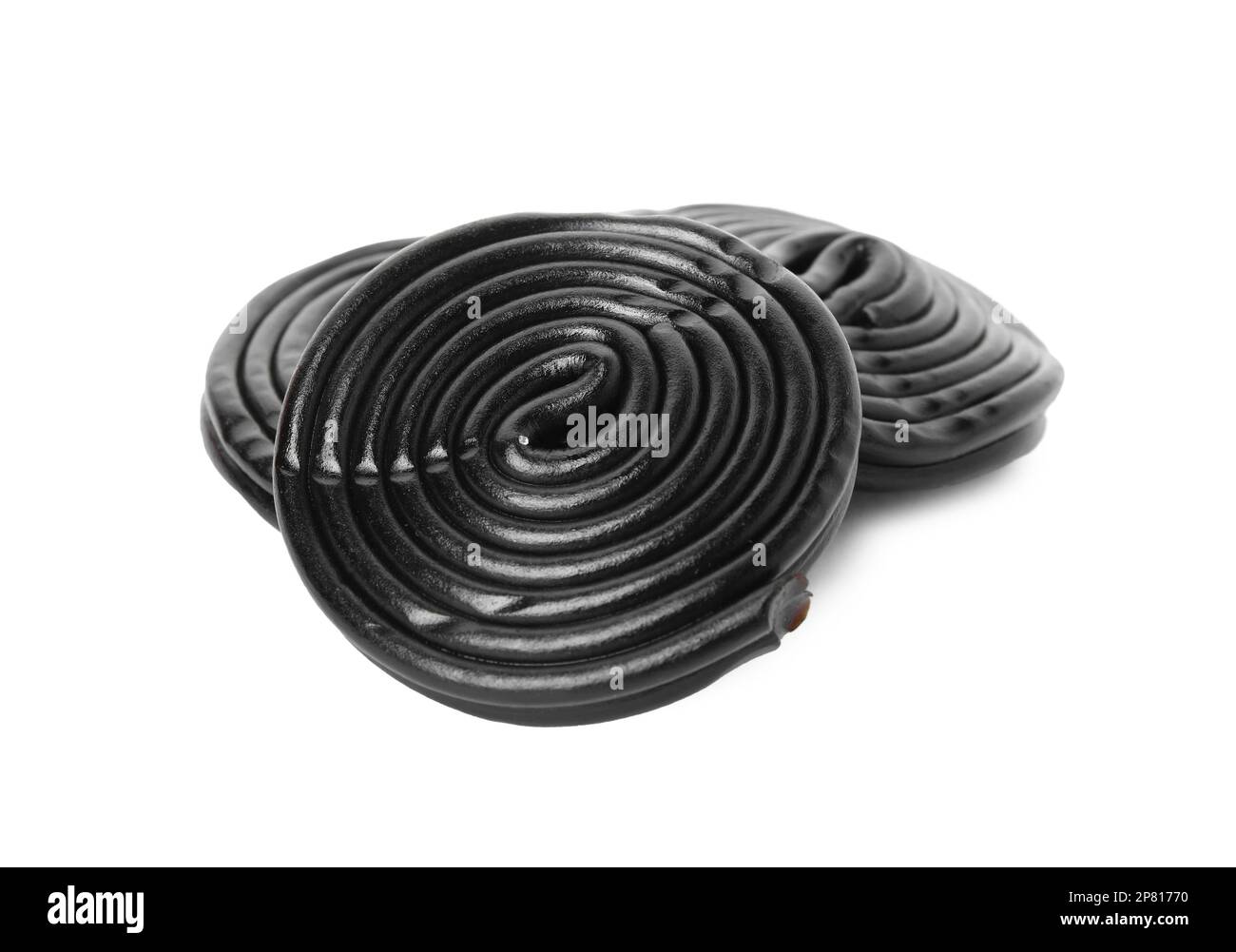 Leckere gerollte Süßigkeiten auf weißem Hintergrund Stockfoto