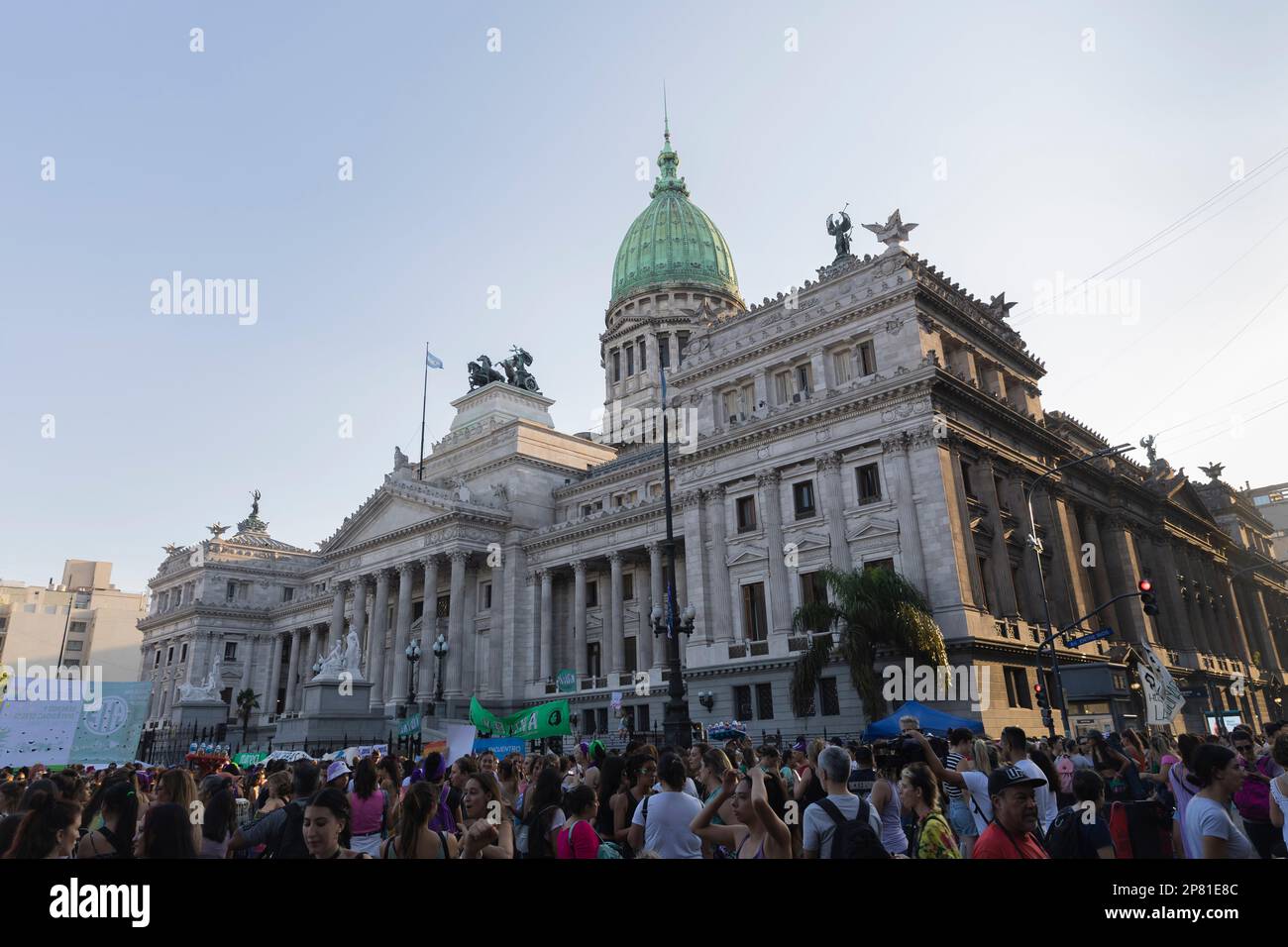Buenos Aires, Argentinien, 8. März 2023. Am Internationalen Frauentag 8M fanden Märsche, Arbeitsunterbrechungen, Mobilisierungen und Treffen statt, um die dringendsten Forderungen von Frauen sichtbar zu machen. (Kredit: Esteban Osorio/Alamy Live News) Stockfoto