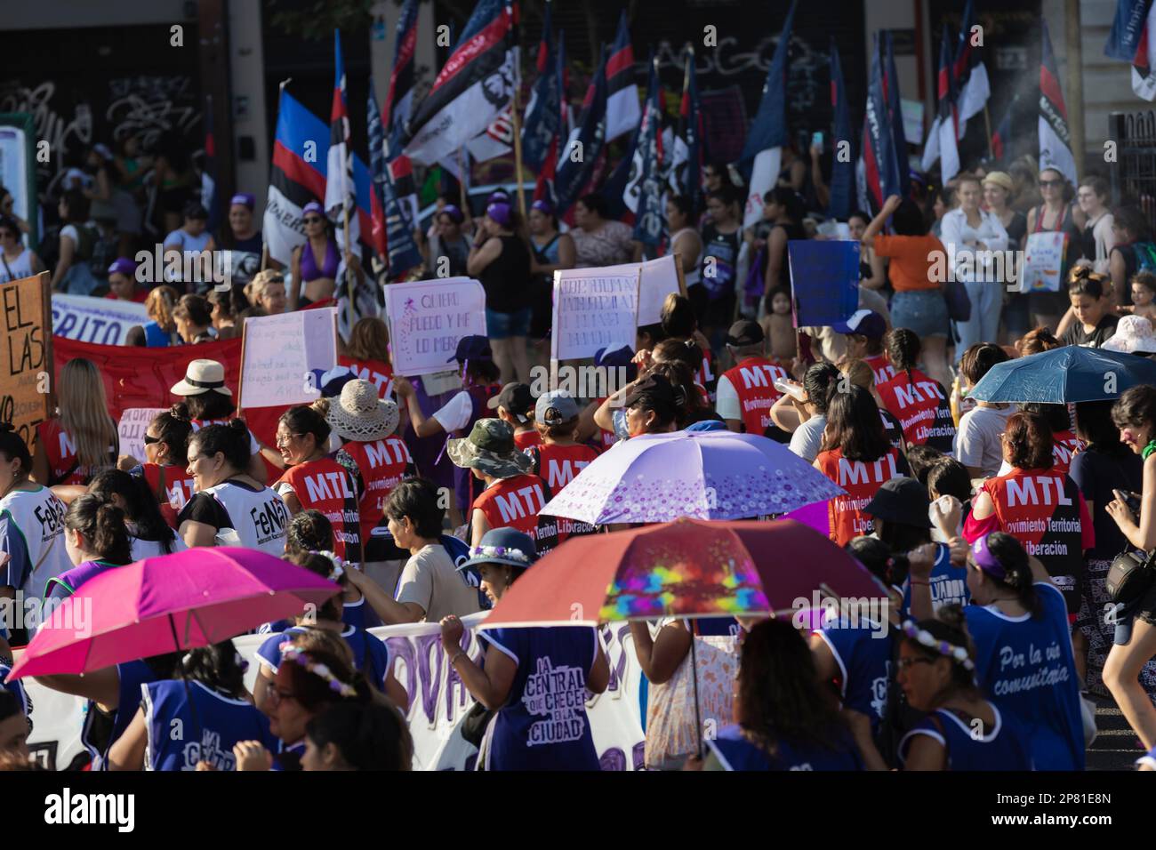 Buenos Aires, Argentinien, 8. März 2023. Am Internationalen Frauentag 8M fanden Märsche, Arbeitsunterbrechungen, Mobilisierungen und Treffen statt, um die dringendsten Forderungen von Frauen sichtbar zu machen. (Kredit: Esteban Osorio/Alamy Live News) Stockfoto