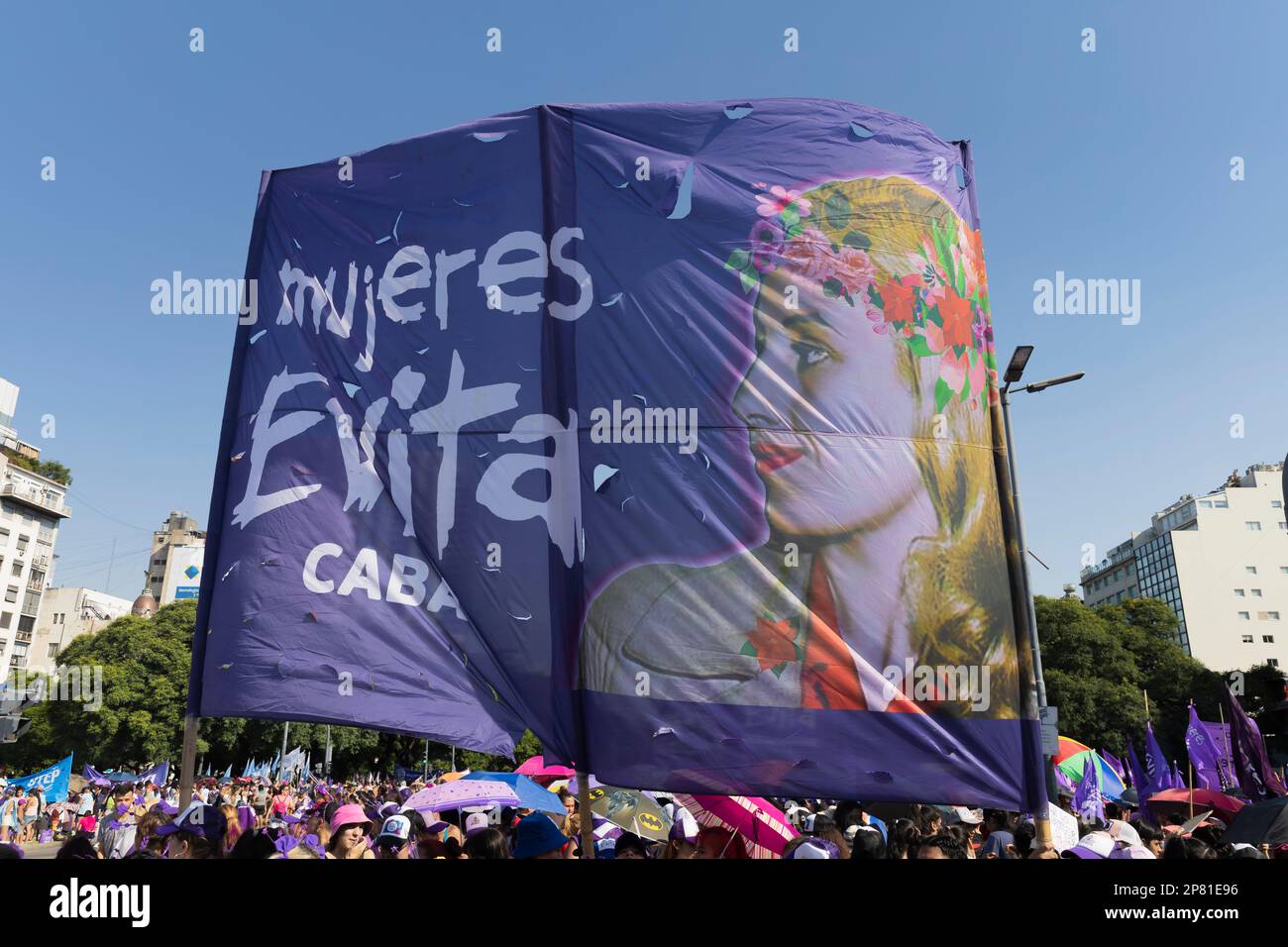 Buenos Aires, Argentinien, 8. März 2023. Am Internationalen Frauentag 8M fanden Märsche, Arbeitsunterbrechungen, Mobilisierungen und Treffen statt, um die dringendsten Forderungen von Frauen sichtbar zu machen. (Kredit: Esteban Osorio/Alamy Live News) Stockfoto