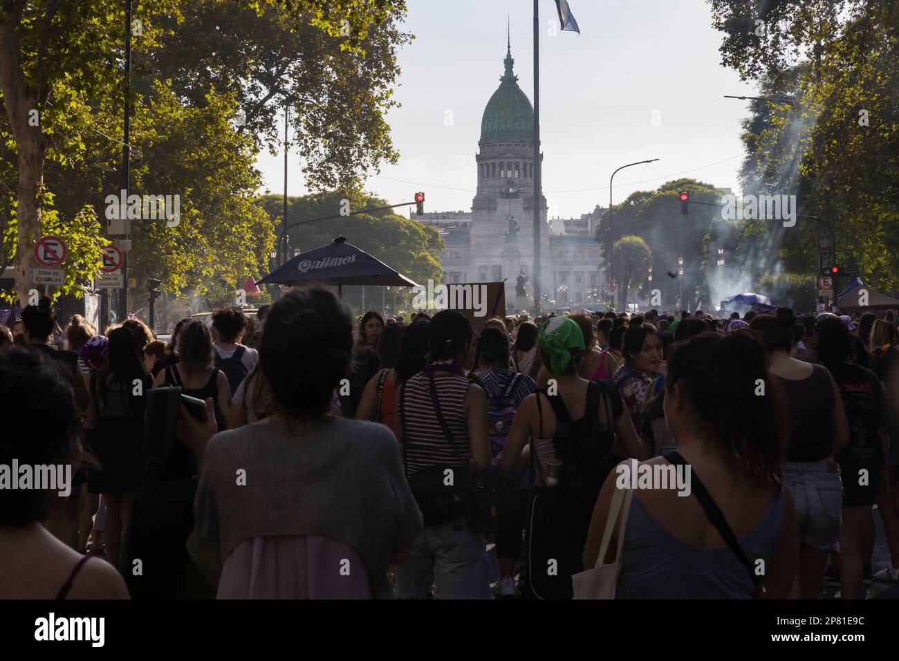 Buenos Aires, Argentinien, 8. März 2023. Am Internationalen Frauentag 8M fanden Märsche, Arbeitsunterbrechungen, Mobilisierungen und Treffen statt, um die dringendsten Forderungen von Frauen sichtbar zu machen. (Kredit: Esteban Osorio/Alamy Live News) Stockfoto