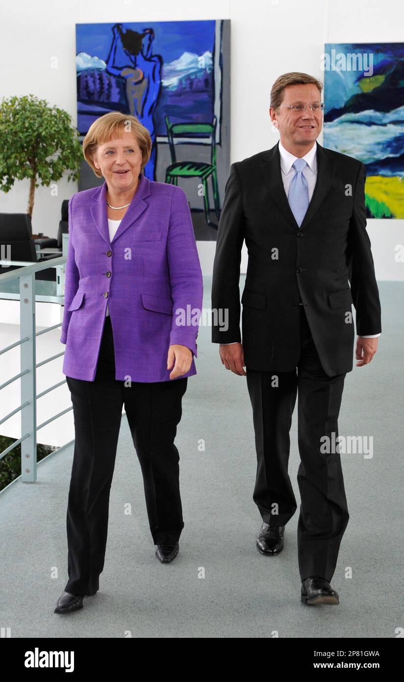 Angela Merkel, German Chancellor and leader of the conservative Christian Democratic Union party (CDU), left, and Guido Westerwelle, leader of the pro-business Free Democrats (FDP) meet at the Chancellery in Berlin Monday September 28, 2009. Merkel's conservatives vowed on Monday to seal a coalition deal with the Free Democrats (FDP) within a month after winning Germany's election. (AP Photo/Wolfgang Rattay,Pool) Stockfoto