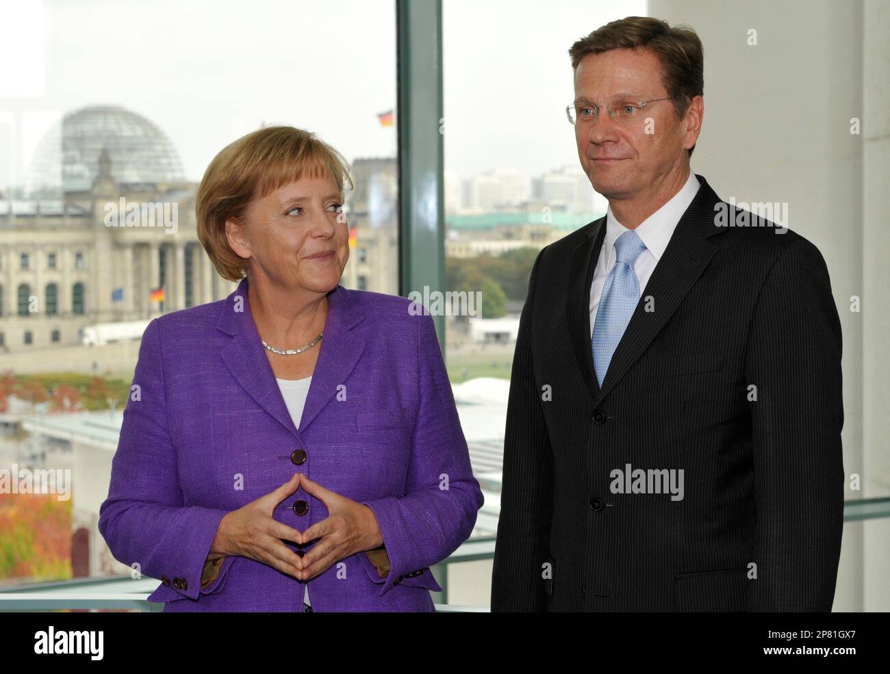 Angela Merkel, German Chancellor and leader of the conservative Christian Democratic Union party (CDU), left, and Guido Westerwelle, leader of the pro-business Free Democrats (FDP) meet at the Chancellery in Berlin Monday Sept. 28, 2009. Merkel's conservatives vowed on Monday to seal a coalition deal with the Free Democrats (FDP) within a month after winning Germany's election (Bundestagswahl). (AP Photo/Wolfgang Rattay,Pool) Stockfoto