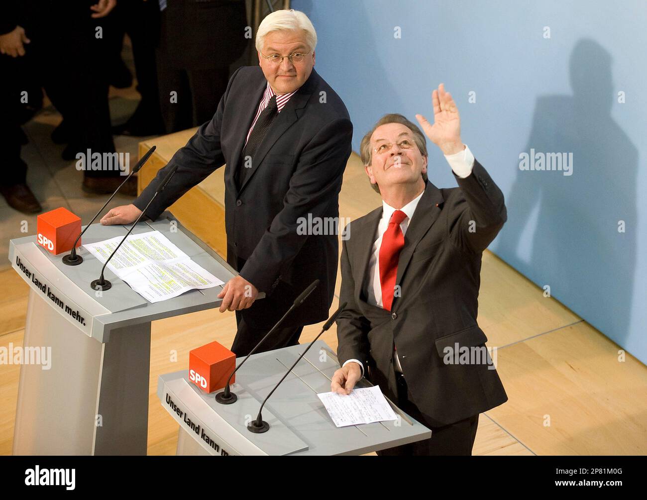 German Foreign Minister Frank-Walter Steinmeier, left, top candidate of the Social Democratic Party, SPD, and party chairman Franz Muentefering, right, react after the German general elections in Berlin, Sunday, Sept. 27, 2009. (AP Photo/Martin Meissner) Stockfoto