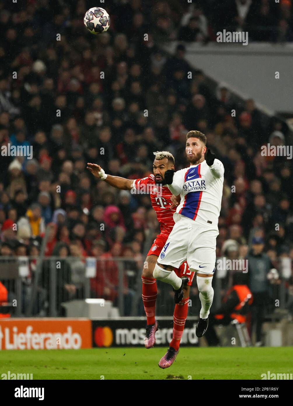 München, Deutschland. 8. März 2023. Eric Maxim Choupo-Moting (L) von Bayern München spielt mit Sergio Ramos von Paris Saint-Germain während der UEFA Champions League-Runde des 16. Fußballspiels zwischen Bayern München und Paris Saint-Germain am 8. März 2023 in München. Kredit: Philippe Ruiz/Xinhua/Alamy Live News Stockfoto