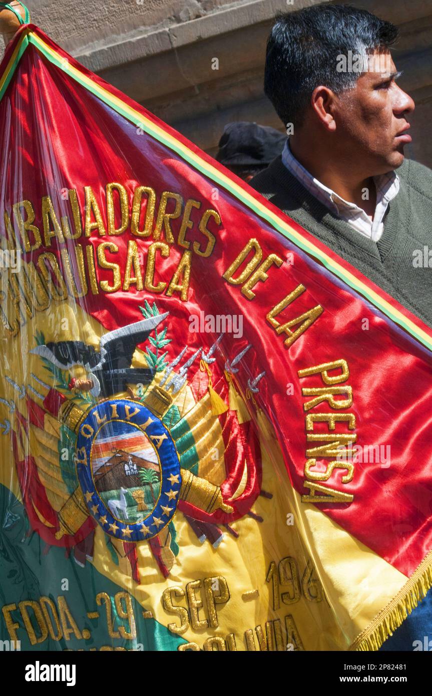 Gewerkschaftsmärscher mit einem Banner auf der Plaza 25 de Mayo, Sucre, Bolivien Stockfoto