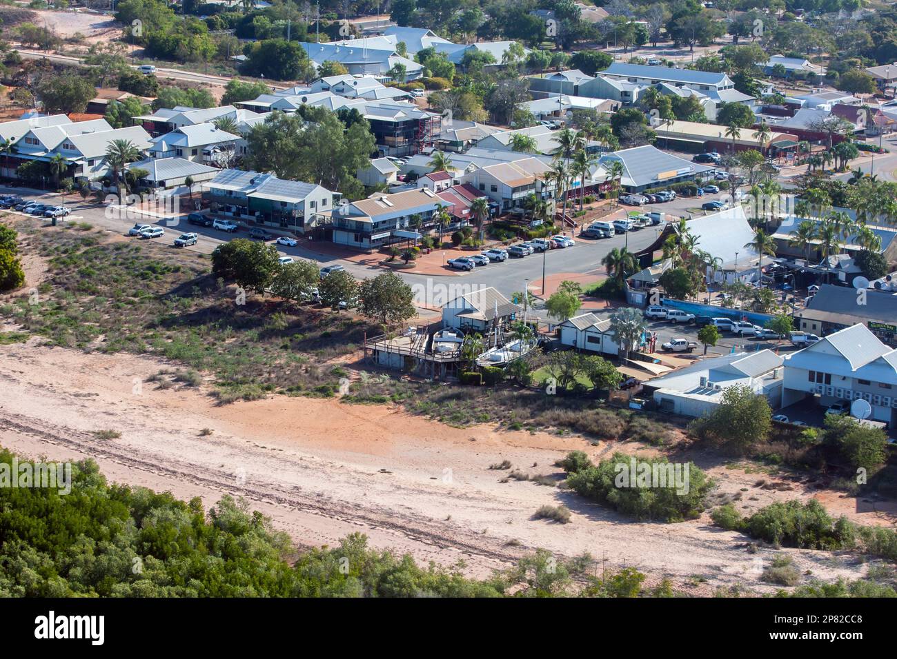 Gebäude in der Roebuck Bay in der Ortschaft Broome an der Westküste von Kimberley in Westaustralien. Stockfoto