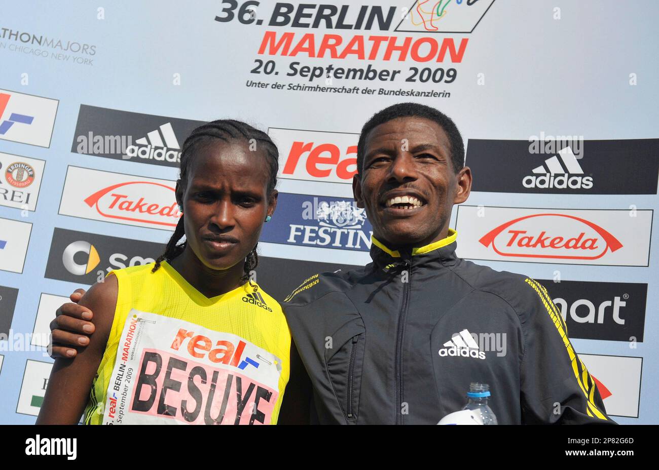 Haile Gebrselassie, right, and Atsede Habtamu Besuye, left, both from Ethiopia, pose after they won the 36th Berlin Marathon in Berlin, Germany, Sunday, Sept. 20, 2009. Some 40,000 runners take part in the competition. (AP Photo/Gero Breloer) Stockfoto