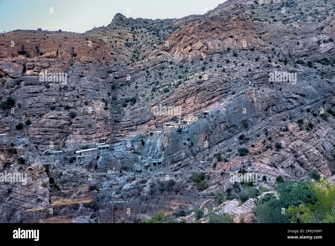 Das Suwgra, ein Steindorf, das in ein Klippenresort im westlichen Hajar-Gebirge umgewandelt wurde, Al Suwjara, Oman Stockfoto