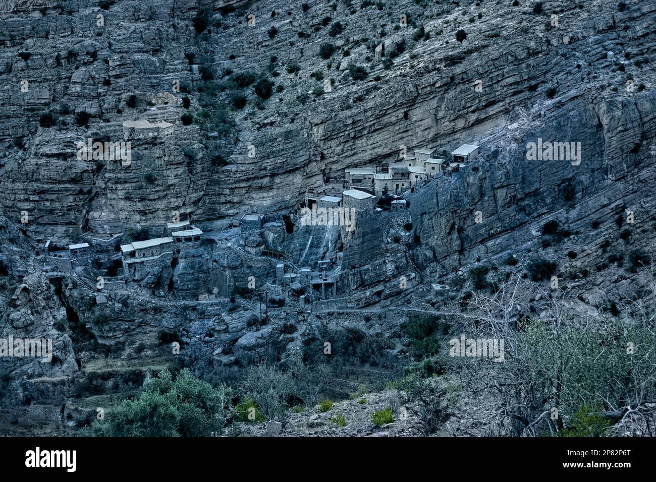 Das Suwgra, ein Steindorf, das in ein Klippenresort im westlichen Hajar-Gebirge umgewandelt wurde, Al Suwjara, Oman Stockfoto