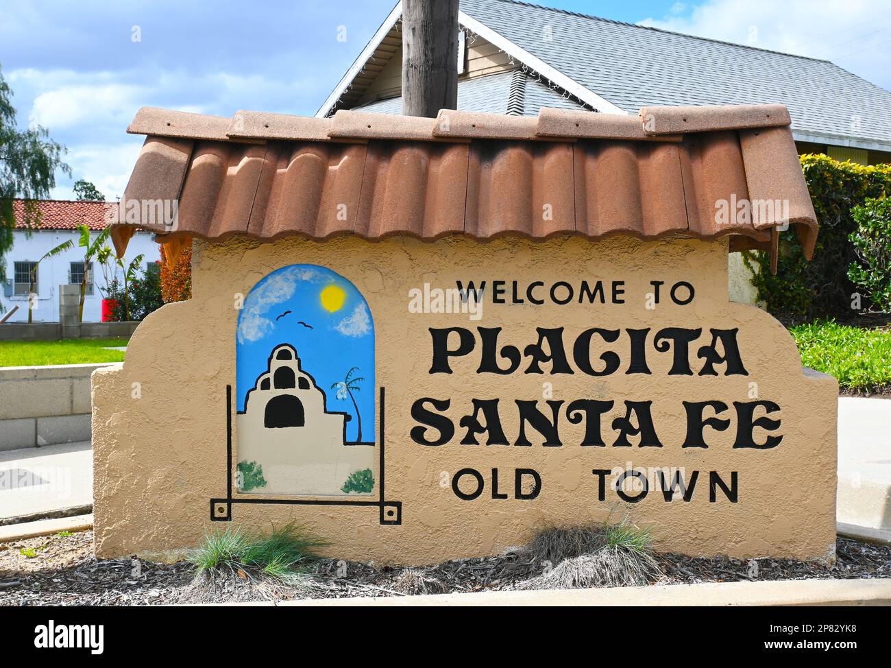 PLACENTIA, KALIFORNIEN - 8. MÄRZ 2023: The Welcome to Placita Santa Fe Old Town District on Bradford Avenue, in Placentia. Stockfoto