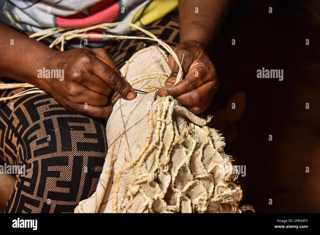 Yaounde, Kamerun. 3. März 2023. Flore Amedite Kammogne trägt Ndop-Designs mit Raffiafasern in ihrem Workshop in Baham, Kamerun, am 3. März 2023. In Kamerun waren Kunsthandwerk wie Nähen, Steppnähen, Stickereien und Stricken schon immer ein Ventil für Frauen, um ihre Kreativität zu nutzen. Ndop-Material wurde ursprünglich von Frauen hergestellt und war ein wichtiges Symbol für sozialen Status und kulturelles Erbe, aber heute - auf eine andere Weise - verbessert es das Leben von Frauen.ZU "Feature: Ndop Fabric verwandelt Frauen in Kleinstunternehmer in Kamerun" zu KOMMEN Kredit: Kepseu/Xinhua/Alamy Live News Stockfoto
