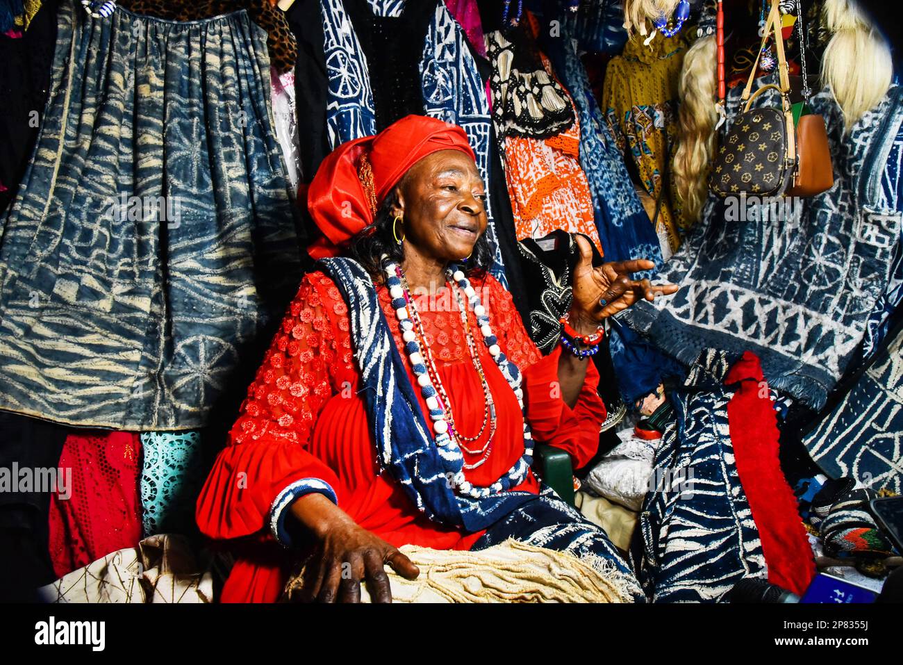 (230309) -- YAOUNDE, 9. März 2023 (Xinhua) -- Therese Yommo, Hersteller und Verkäufer von Ndop-Produkten, spricht während eines Interviews mit Xinhua in ihrem Geschäft in Bafoussam, Kamerun, 3. März 2023. In Kamerun waren Kunsthandwerk wie Nähen, Steppnähen, Stickereien und Stricken schon immer ein Ventil für Frauen, um ihre Kreativität zu nutzen. Ndop-Material wurde ursprünglich von Frauen hergestellt und war ein wichtiges Symbol für sozialen Status und kulturelles Erbe, aber heute - auf eine andere Weise - verbessert es das Leben von Frauen.ZU "Feature: Ndop-Material verwandelt Frauen in Kleinstunternehmer in Kamerun" (Xinhua/Keps Stockfoto