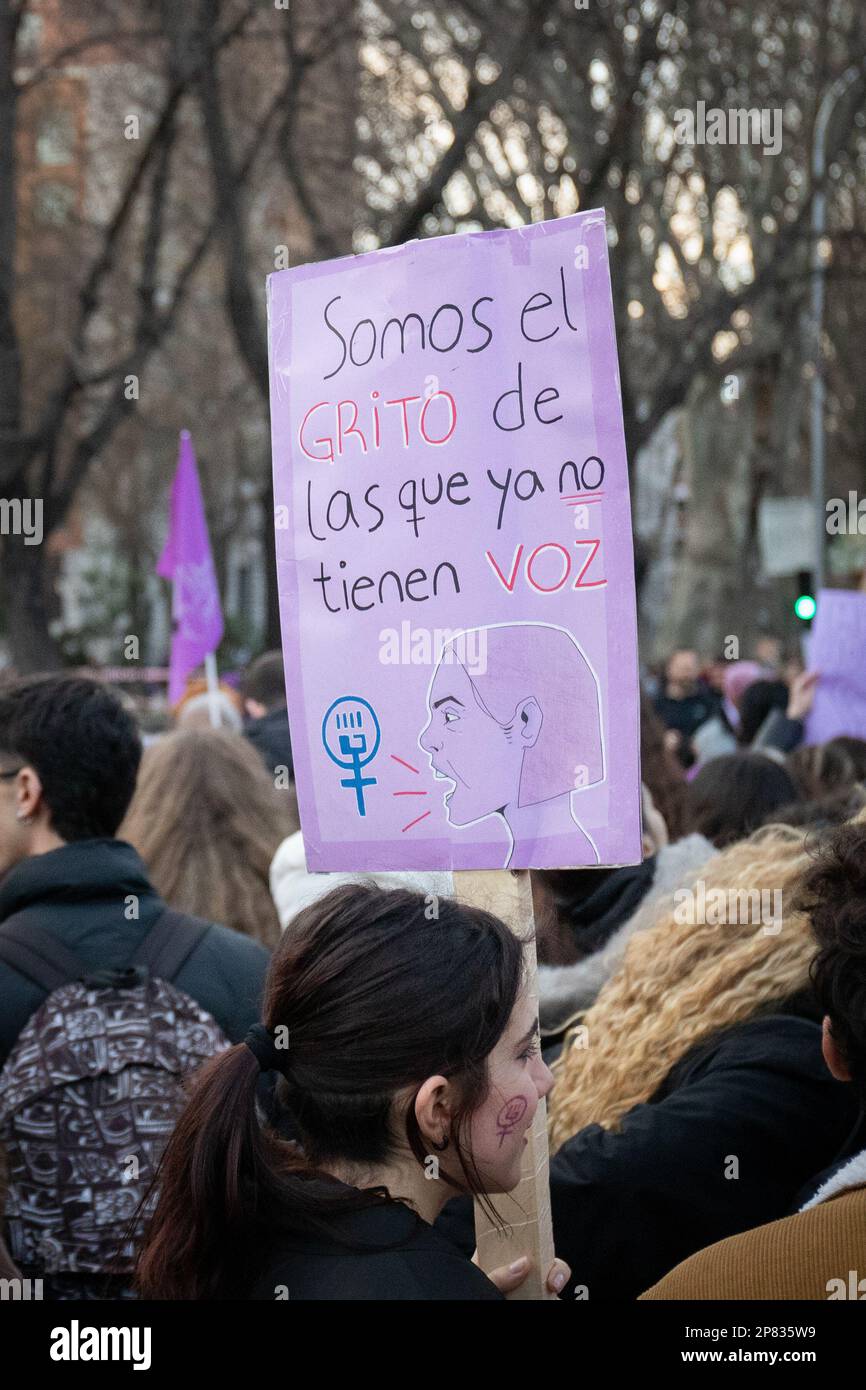 Madrid, Madrid, Spanien. 8. März 2023. 8. März 2023 - Madrid, Spanien: Demonstration für den Internationalen Tag der arbeitenden Frauen 8M in Madrid, Spanien. Hunderttausende von Menschen nahmen an der Demonstration Teil, die von der 8M. Kommission einberufen wurde. (Kreditbild: © Alvaro Laguna/Pacific Press via ZUMA Press Wire) NUR REDAKTIONELLE VERWENDUNG! Nicht für den kommerziellen GEBRAUCH! Stockfoto