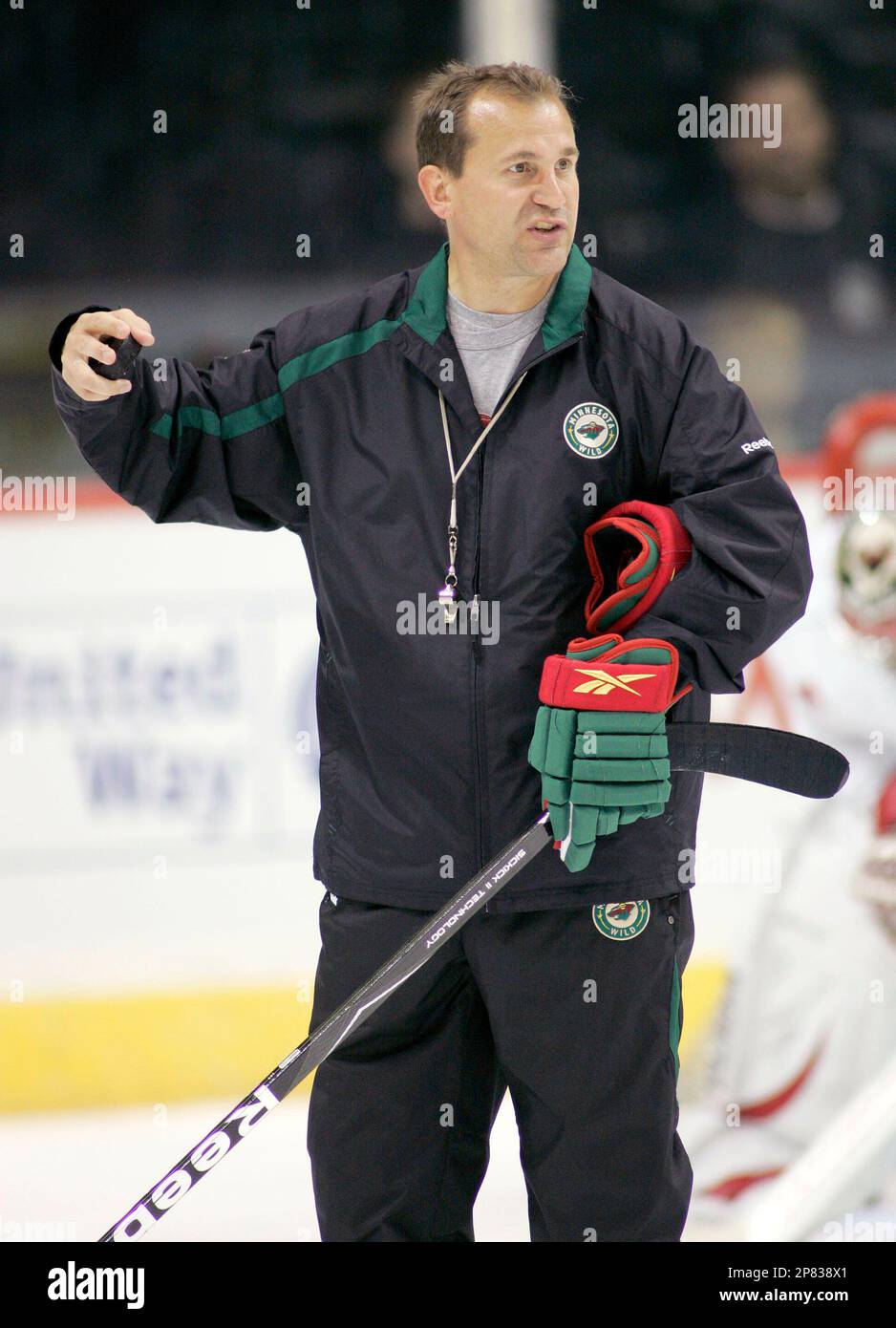 New Minnesota Wild head coach Todd Richards works with players on the first day of practice for the NHL hockey team in St. Paul, Minn., Sunday, Sept. 13, 2009. (AP Photo/Andy King) Stockfoto