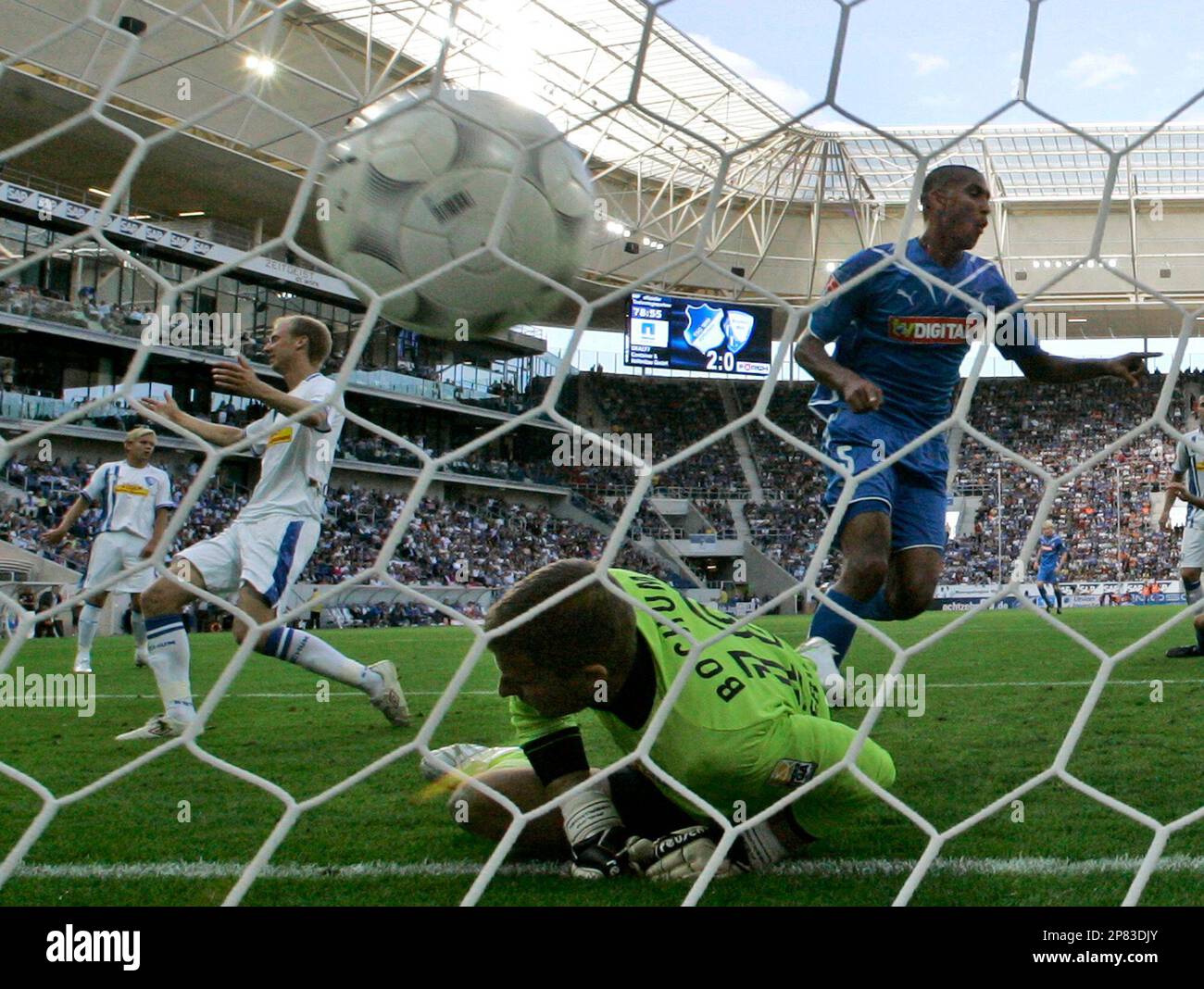 Hoffenheim's Marvin Compper, right, celebrates after scoring past Bochum's goalkeeper Philipp Heerwagen, front,l during the German first division Bundesliga soccer match between 1899 Hoffenheim and VfL Bochum in Sinsheim, Germany, Saturday, Sept. 12, 2009. (AP Photo/Thomas Kienzle) ** NO MOBILE USE UNTIL 2 HOURS AFTER THE MATCH, WEBSITE USERS ARE OBLIGED TO COMPLY WITH DFL-RESTRICTIONS, SEE INSTRUCTIONS FOR DETAILS ** Stockfoto