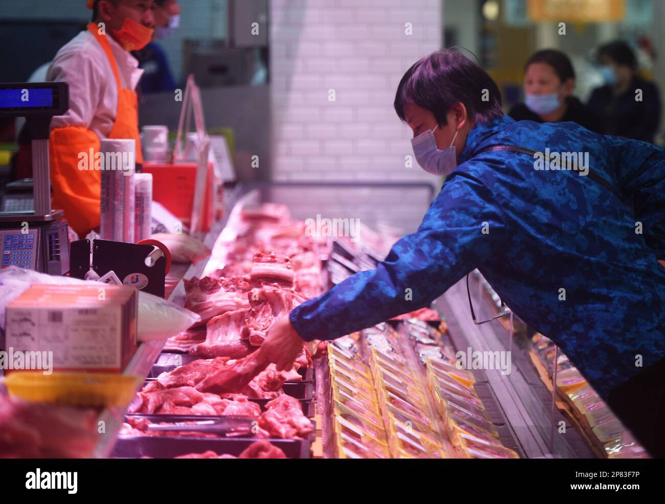 HANGZHOU, CHINA - 9. MÄRZ 2023 - Menschen kaufen Produkte in einem Supermarkt in Hangzhou, Ost-Chinas Provinz Zhejiang, 9. März 2023. Chinas Verbraucher PR Stockfoto