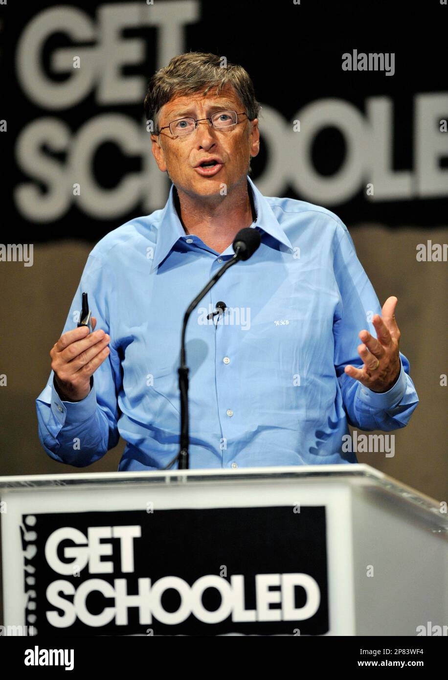 Microsoft co-founder Bill Gates speaks at the "Get Schooled" conference and premiere hosted by the Bill & Melinda Gates Foundation and Viacom in Los Angeles, Tuesday, Sept. 8, 2009. (AP Photo/Jae C. Hong) Stockfoto