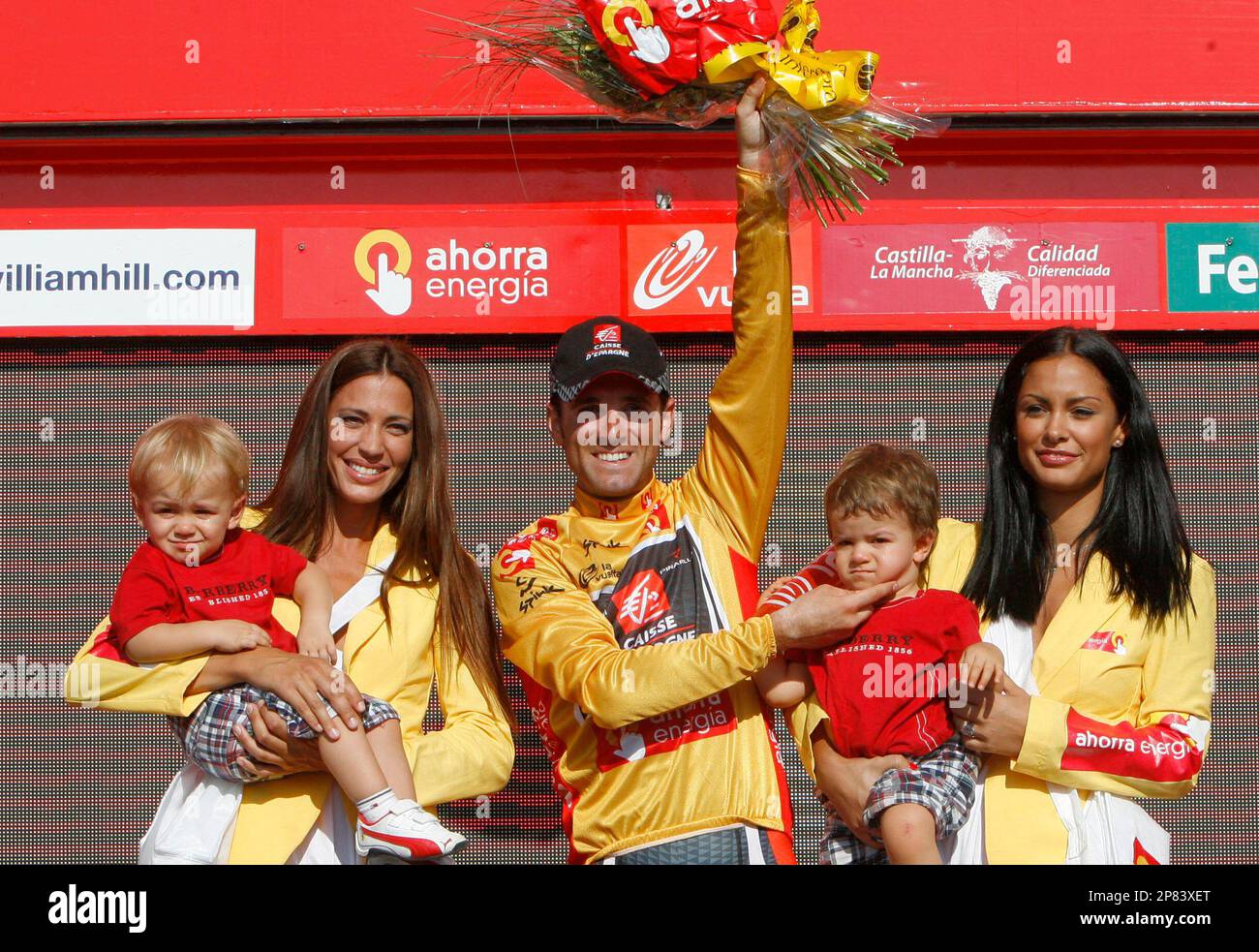 Caisse d'Epargne rider Alejandro Valverde from Spain, center, reacts on the podium wearing the overall leader's yellow jersey after the tenth stage of the Spanish Vuelta cycling race over 171 kilometers (106 miles) with start in Alicante and finish in Murcia, Spain, Tuesday, Sept. 8, 2009. (AP Photo/Alberto Saiz) Stockfoto