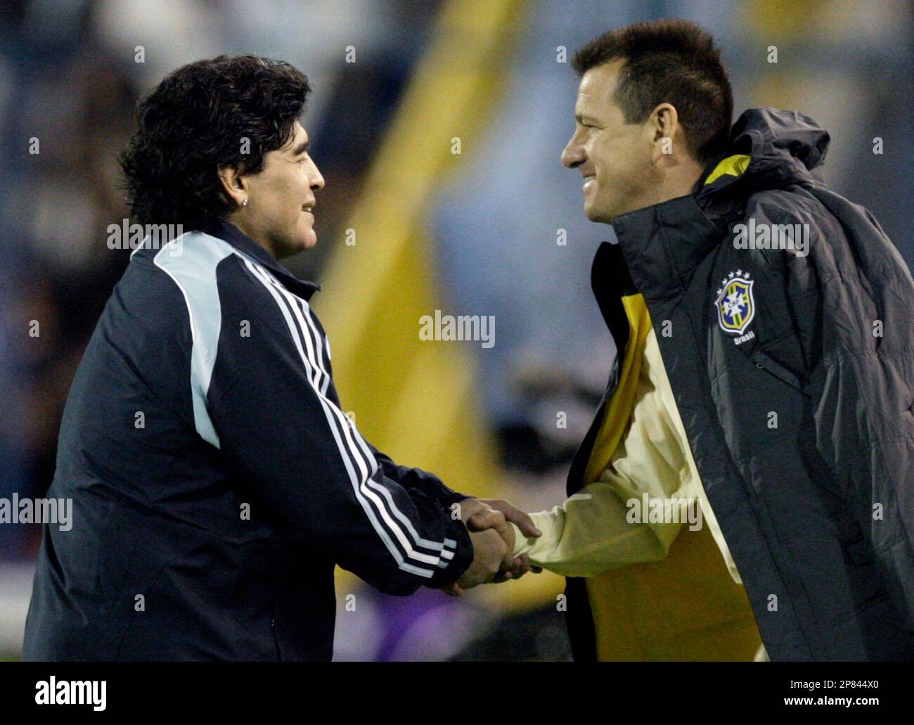 Argentinas's coach Diego Maradona, left, shakes hands with Brazil's coach Dunga prior to their 2010 World Cup qualifying soccer match in Rosario, Argentina, Saturday, Sept. 5, 2009. (AP Photo/Eduardo Di Baia) Stockfoto