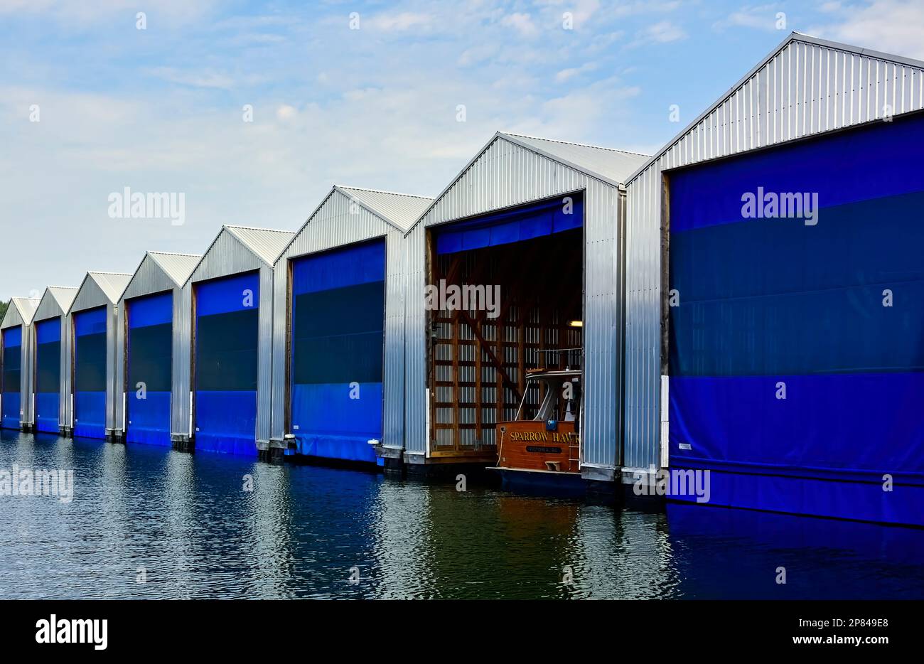Ein Nahbild der schwimmenden Bootshäuser am Ladysmith Marina auf Vancouver Island, British Columbia, Kanada. Stockfoto Ein Nahbild der schwimmenden Bootshäuser am Ladysmith Marina auf Vancouver Island, British Columbia, Kanada. Stockfoto