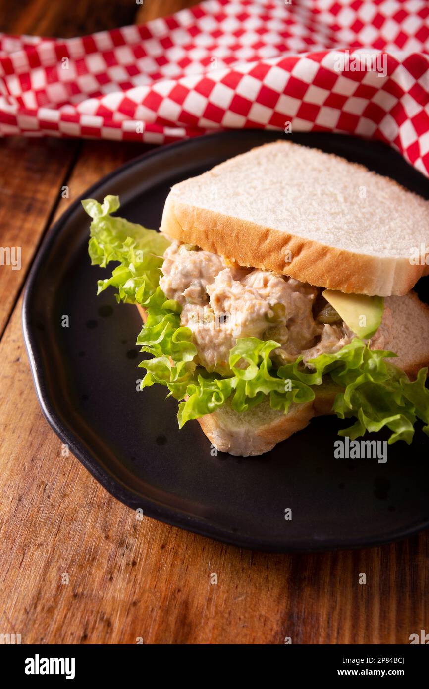 Thunfisch-Sandwich. Es ist ein schnelles, einfaches und nahrhaftes Rezept, gesundes Essen, köstlicher Snack sehr beliebt in vielen Ländern. Stockfoto