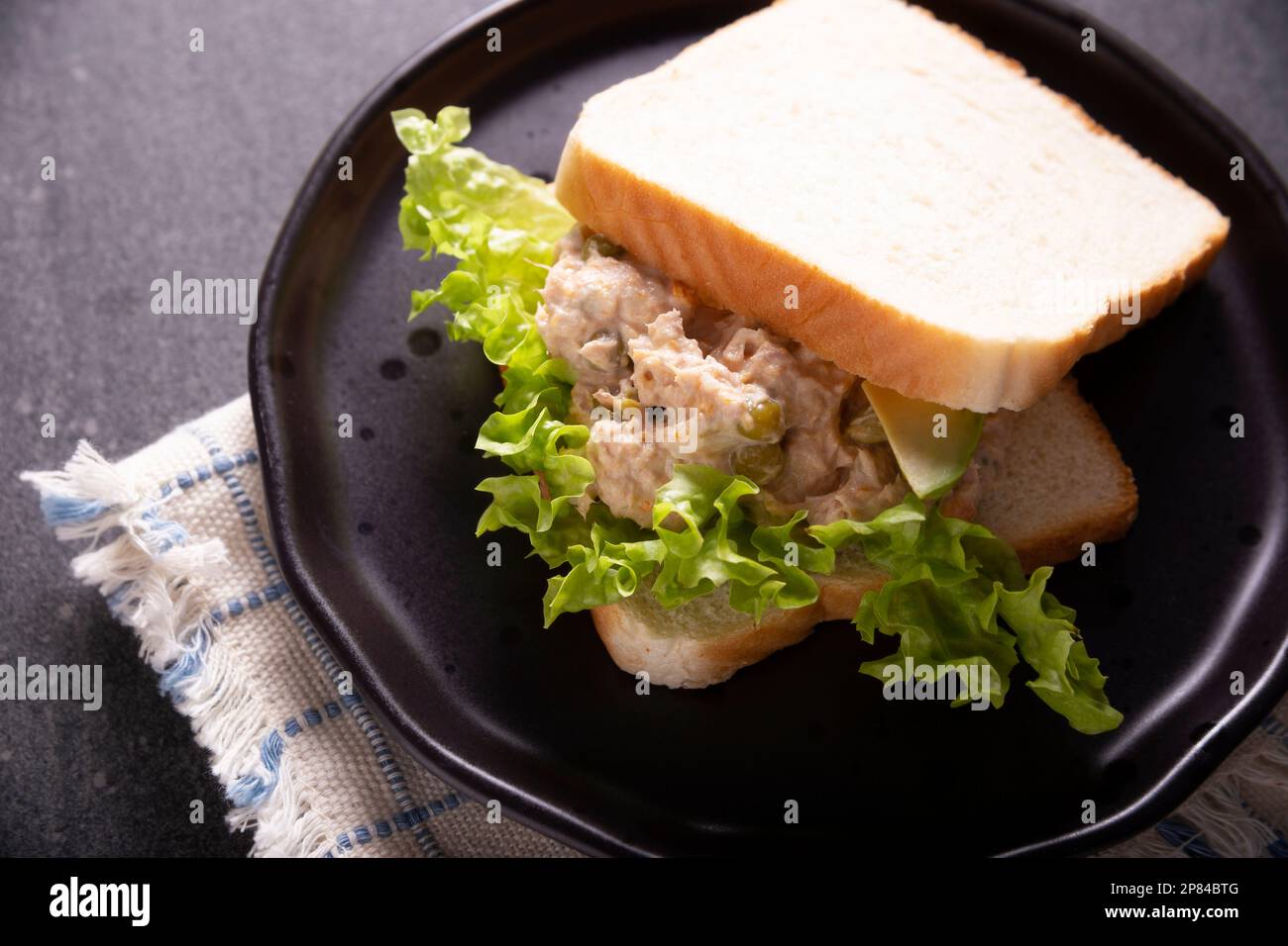 Thunfisch-Sandwich. Es ist ein schnelles, einfaches und nahrhaftes ...
