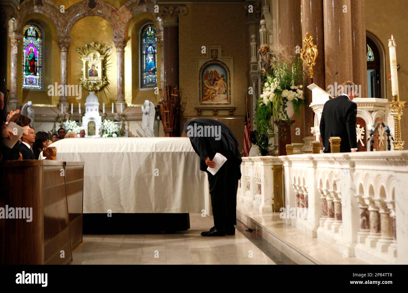 Senator Edward Kennedy's son Edward Kennedy Jr. bends to kiss his father's casket while his stepmother Vicki Reggie Kennedy, far left, and President Barack Obama, left, look on as his brother, Cong. Patrick Kennedy, right, walks speak during funeral services for Kennedy at the Basilica of Our Lady of Perpetual Help in Boston, Massachusetts Saturday, August 29, 2009. Senator Kennedy died late Tuesday after a battle with cancer. He was 77. (AP Photo/Brian Snyder, Pool) Stockfoto