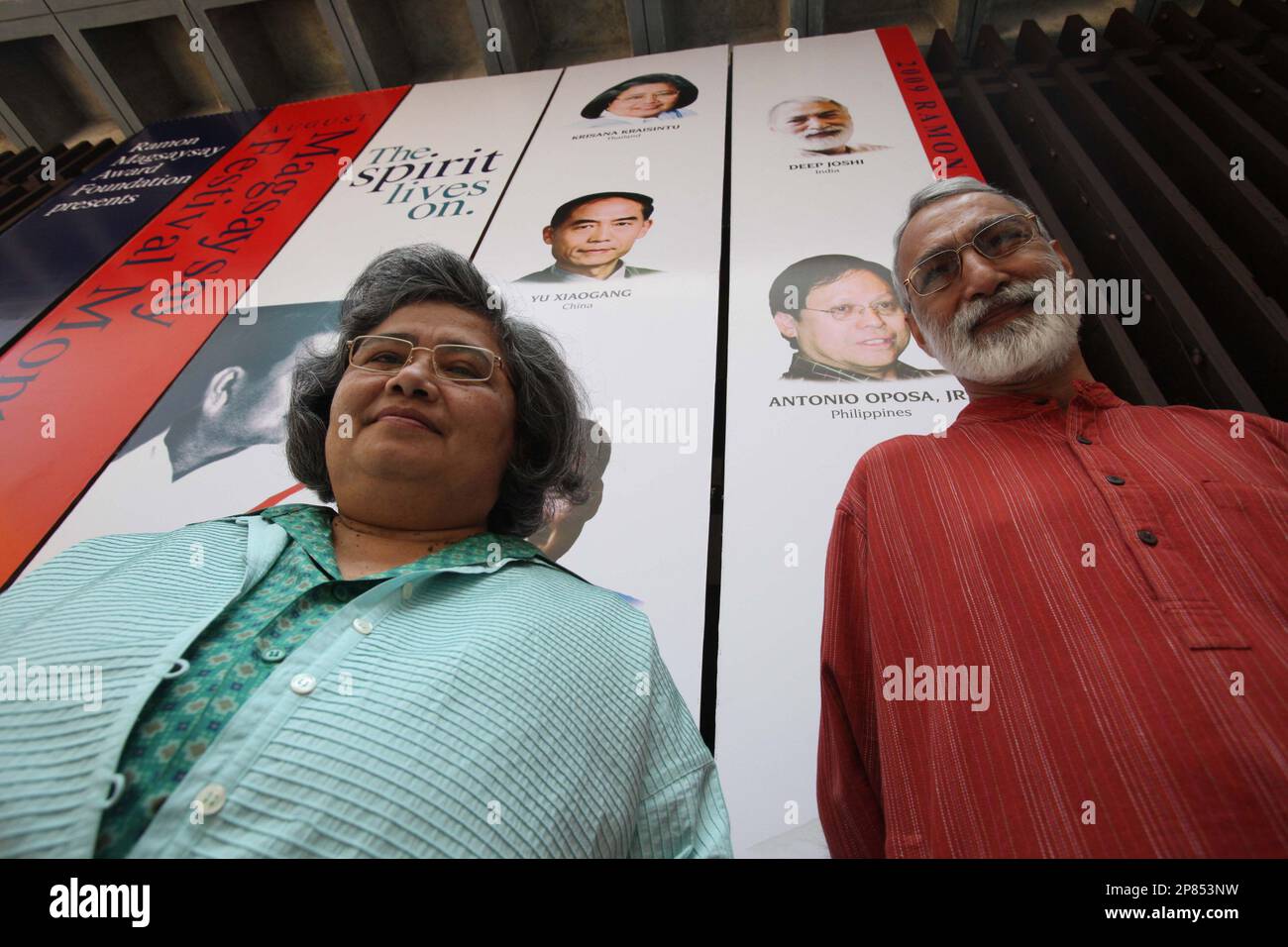 Thailand's Krisana Kraisintu, left, and India's Deep Joshi, two of the six 2009 Ramon Magsaysay awardees, Asia's equivalent of the Nobel Prize, pose for the media during a press presentation Thursday Aug. 27, 2009 in Manila, Philippines. The awards come with a medallion and US$50,000 is given annually to "Asia's Heroes" in honor of the late President Ramon Magsaysay. (AP Photo/Bullit Marquez) Stockfoto