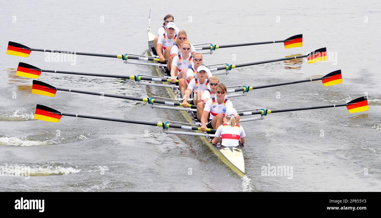 From right, Germany's Laura Schwensen, Ulrike Sennewald, Nina Wengert, Nadine Schmutzler, Kerstin Naumann, Katrin Reinert, Kathrin Thiem, Anika Kniest and Christina Hennings row during the Women's Eight repechage race on the fourth day of the Rowing World Championships in Poznan, western Poland, Wednesday, Aug. 26, 2009. (AP Photo/Alik Keplicz) Stockfoto