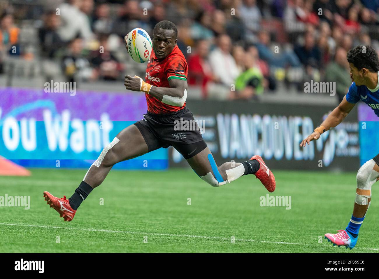 Vancouver, Kanada. 5. März 2023. Denis Abukuse aus Kenia (L) läuft mit dem Ball an Tag 3 – HSBC Canada Sevens 2023 gegen Samoa auf dem BC Place in Stockfoto