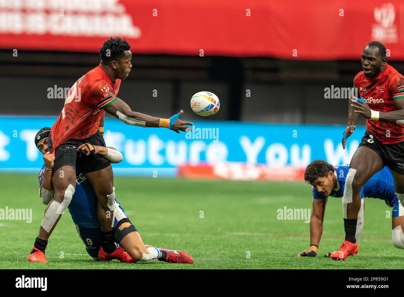 Vancouver, Kanada. 5. März 2023. John Okeyo aus Kenia (L) gibt den Ball ab, bevor er von Samoa-Spielern an Tag 3 – 2023 HSBC World Rugby Seven angegriffen wird Stockfoto