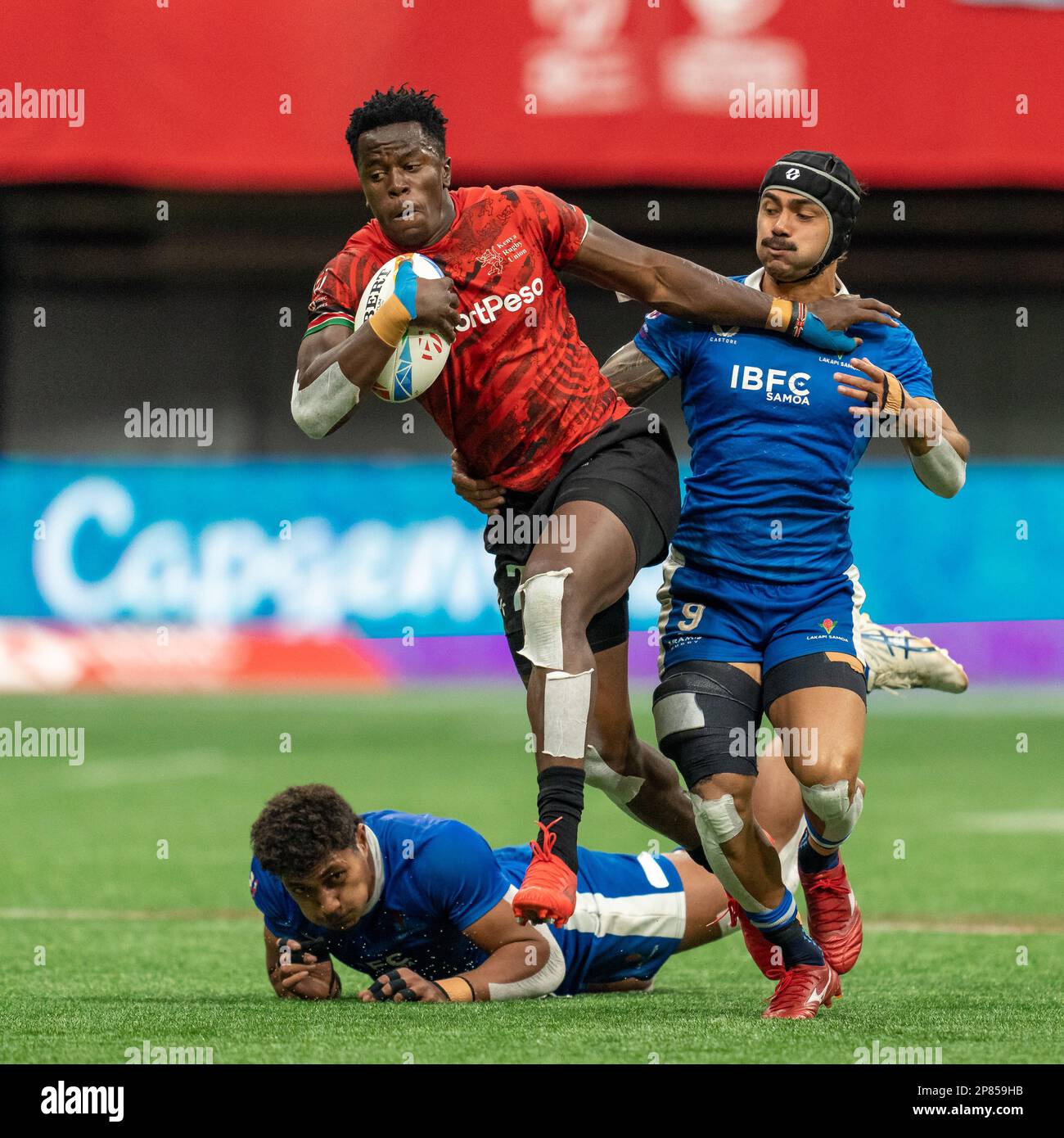 Vancouver, Kanada. 5. März 2023. John Okeyo aus Kenia (C) wehrt sich am 3. Tag gegen den Angriff ab – HSBC Canada Sevens 2023 gegen Samoa am BC Place in V Stockfoto