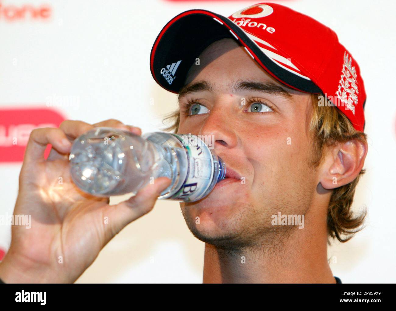 England cricket team player Stuart Broad drinks some water prior to a news conference in central London, Monday Aug. 24, 2009. England regained the Ashes Sunday with a 197-run win in the deciding Test to seal a 2-1 series win. (AP Photo/Lefteris Pitarakis) Stockfoto