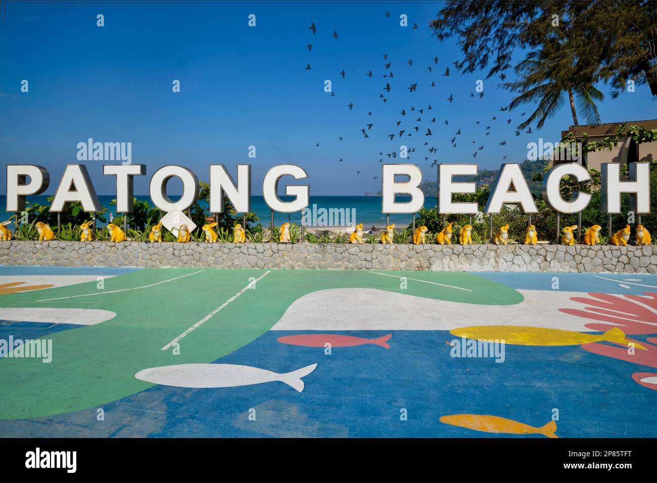 Beach Raod (Thaweewong Rd.) In Patong, Phuket, Thailand, mit großen Buchstaben, die „Patong Beach“ buchstabieren, und einem marinen, farbenfrohen Bürgersteig Stockfoto