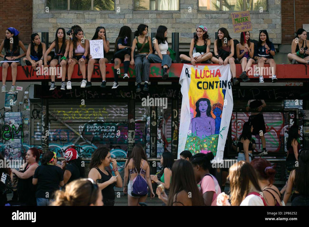 Santiago, Metropolitana, Chile. 8. März 2023. Frauen protestieren während eines marsches anlässlich des Internationalen Frauentags in Santiago, Chile. (Kreditbild: © Matias Basualdo/ZUMA Press Wire) NUR REDAKTIONELLE VERWENDUNG! Nicht für den kommerziellen GEBRAUCH! Kredit: ZUMA Press, Inc./Alamy Live News Stockfoto