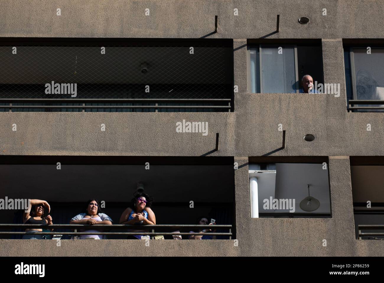 Santiago, Metropolitana, Chile. 8. März 2023. Die Nachbarn sehen von ihrem Balkon aus einen marsch anlässlich des Internationalen Frauentags in Santiago, Chile. (Kreditbild: © Matias Basualdo/ZUMA Press Wire) NUR REDAKTIONELLE VERWENDUNG! Nicht für den kommerziellen GEBRAUCH! Kredit: ZUMA Press, Inc./Alamy Live News Stockfoto