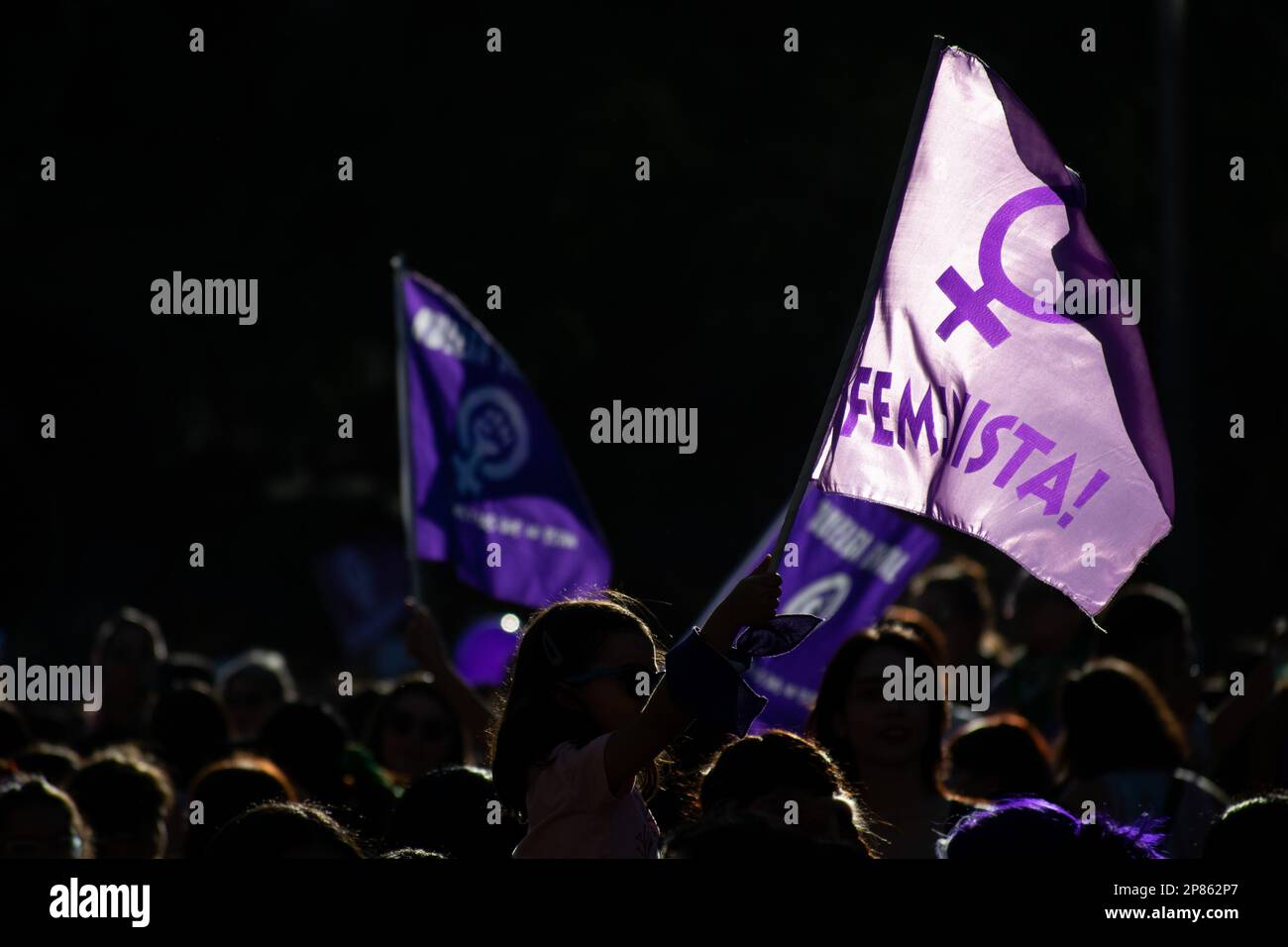 Santiago, Metropolitana, Chile. 8. März 2023. Ein Mädchen hisst während eines märz anlässlich des Internationalen Frauentags in Santiago, Chile, eine Flagge mit dem Wort „Feminista“. (Kreditbild: © Matias Basualdo/ZUMA Press Wire) NUR REDAKTIONELLE VERWENDUNG! Nicht für den kommerziellen GEBRAUCH! Kredit: ZUMA Press, Inc./Alamy Live News Stockfoto