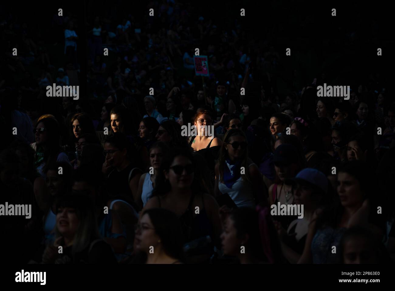 Santiago, Metropolitana, Chile. 8. März 2023. Frauen marschieren am Internationalen Frauentag in Santiago, Chile. (Kreditbild: © Matias Basualdo/ZUMA Press Wire) NUR REDAKTIONELLE VERWENDUNG! Nicht für den kommerziellen GEBRAUCH! Kredit: ZUMA Press, Inc./Alamy Live News Stockfoto